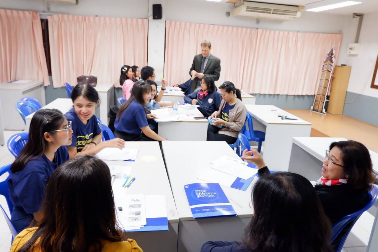 Focus and Move it : Putting the course materials into action at Roi Et Wittayalai School, Roi Et